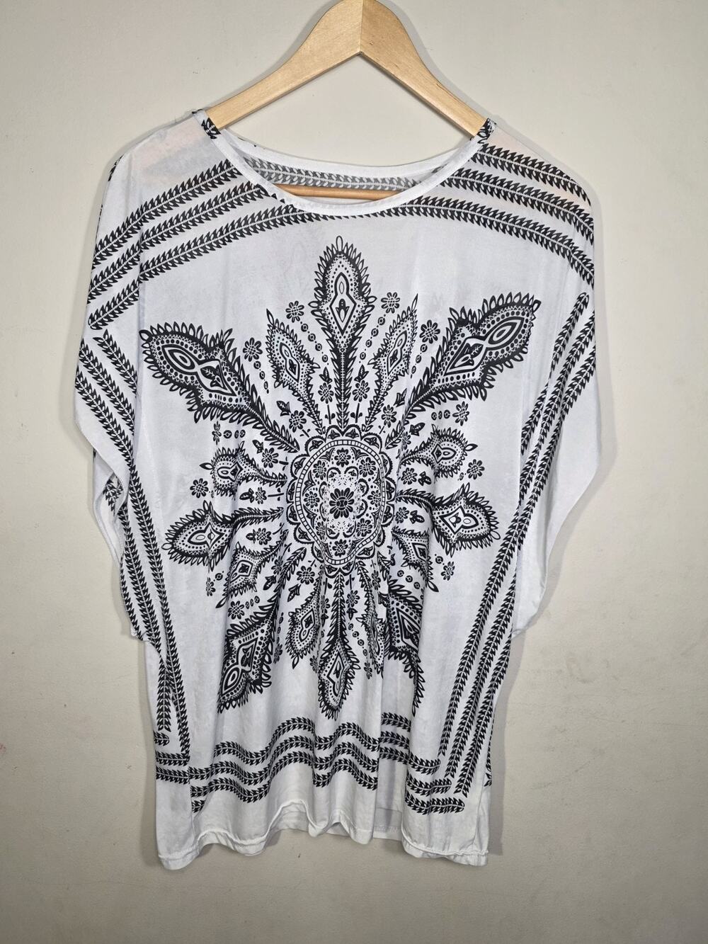 Kendall & James Coverup Tunic black & White Medallion Mandala